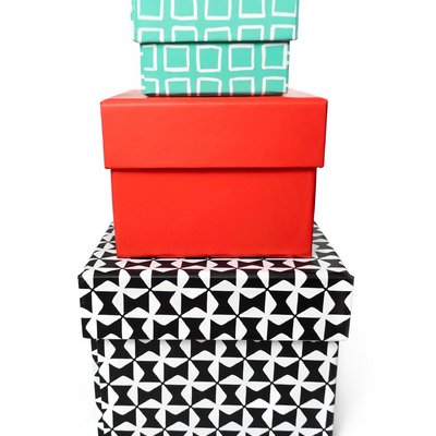 cajas de cartón de colores en diferentes tamaños para el embalaje de artículos de ocio
