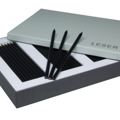 Caja de cartón con inserto de ajuste preciso para lápices de color
