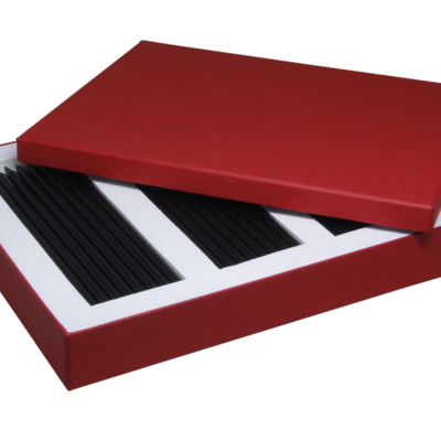 Caja de cartón roja como embalaje de lápiz de color