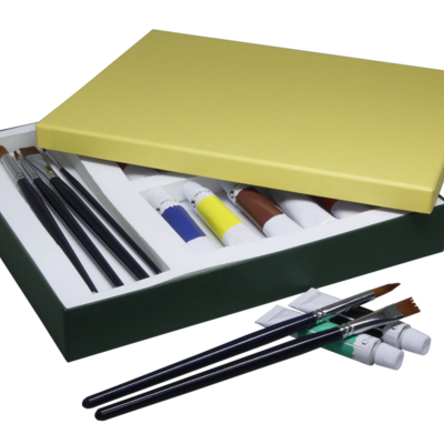 Caja de cartón como embalaje para bolígrafos de dibujo y tubos de tinta
