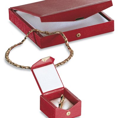 Jewellery cases in red with snap fastener
