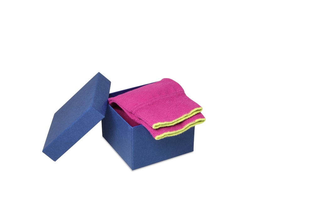 Descubra nuestras cajas de cartón de la serie 0120 89 en el color azul con incrustaciones de algodón.