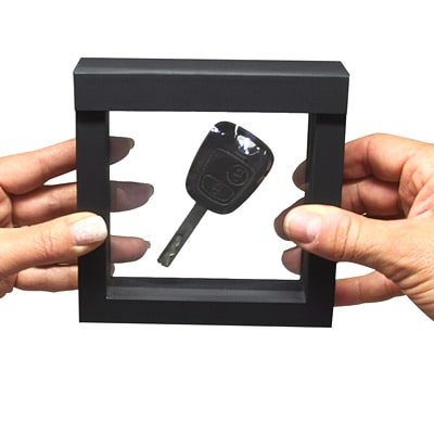 FRAME - Handing over car keys weightlessly to the buyer Step 3