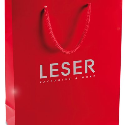 rote Trägetasche: hochwertige Verpackung für Damenbekleidung und Dessous