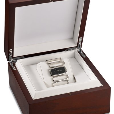 Caja de madera en marrón: un reloj clásico atemporal