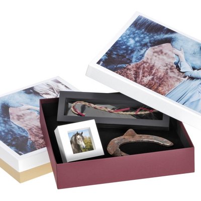 packaging presentation floating frame horse sports