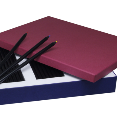 zweifarbige Kartonschachtel zum Verpacken von Buntstiften