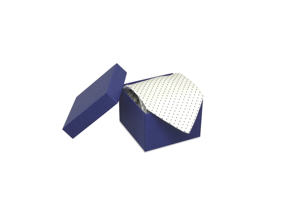 Our tie box of the 0120 89 series in the colour blue contains an insert of cotton wool.
