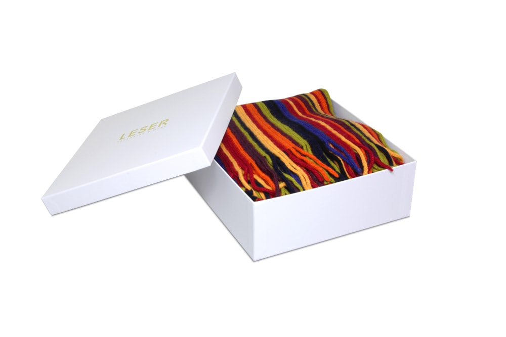 Unsere hochwertigen weißen Geschenkboxen eignen sich für jeden Anlass und insbesondere zum Verpacken von Schals!