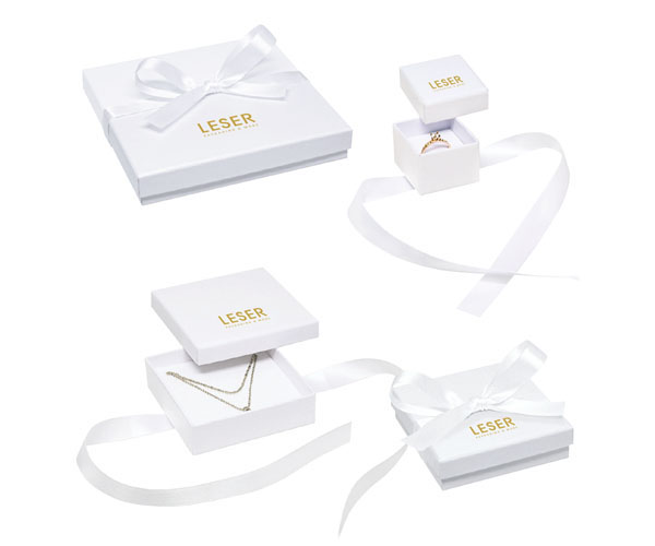 Boîtes à bijoux en carton blanc avec intérieur mousse floquée et ruban.