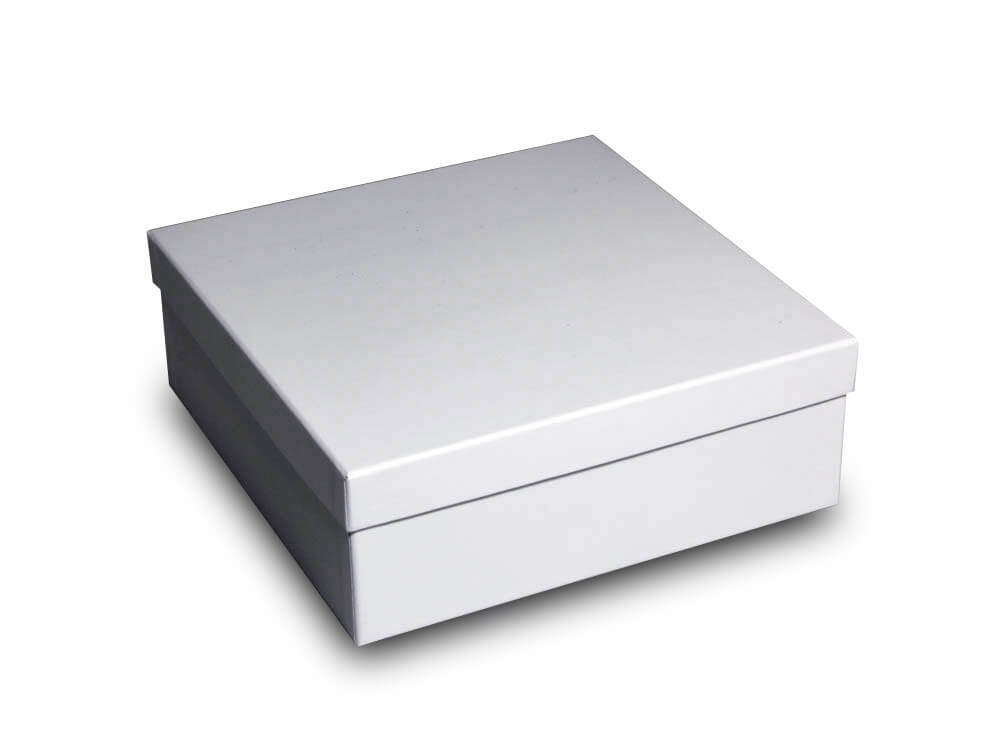 The sturdy cardboard box in white can also be printed with your logo